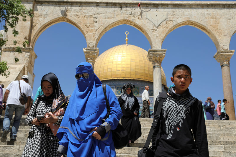 © Reuters. الفلسطينيون ينافسون إسرائيل على زيارات المسلمين للقدس