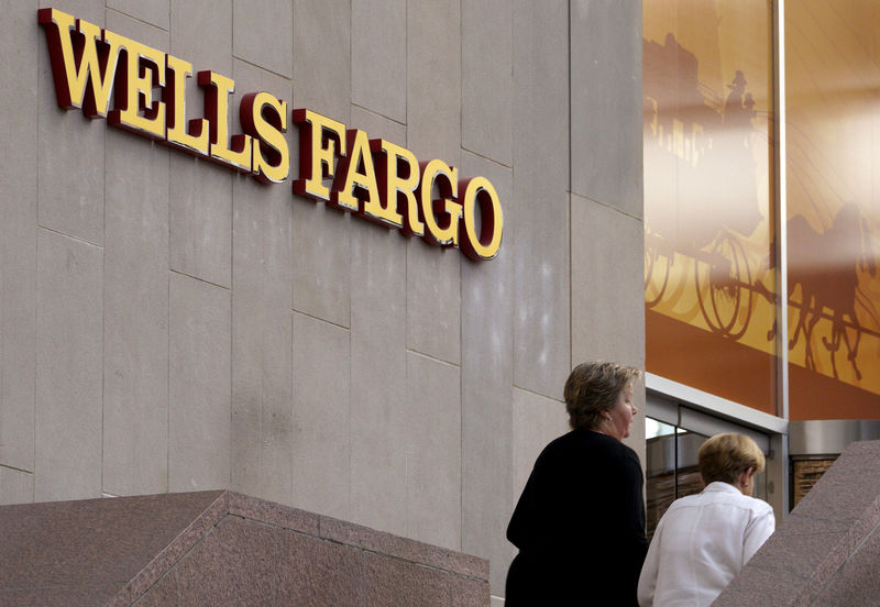 © Reuters. FILE PHOTO: Customers approach the Wells Fargo & Co. bank in downtown Denver