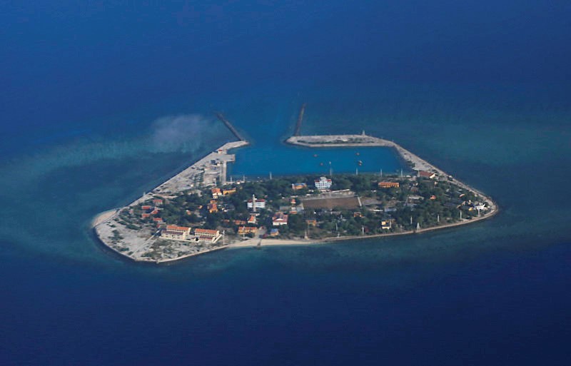 © Reuters. An aerial view of Southwest Cay, also known as Pugad Island, controlled by Vietnam and part of the Spratly Islands in the disputed South China Sea