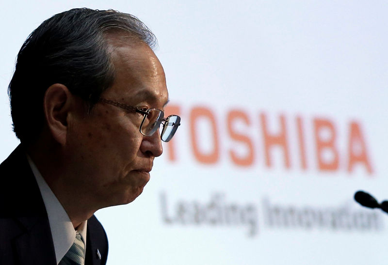 © Reuters. Presidente-executivo da Toshiba, Satoshi Tsunakawa, participa de coletiva de imprensa na sede da empresa em Tóquio, Japão