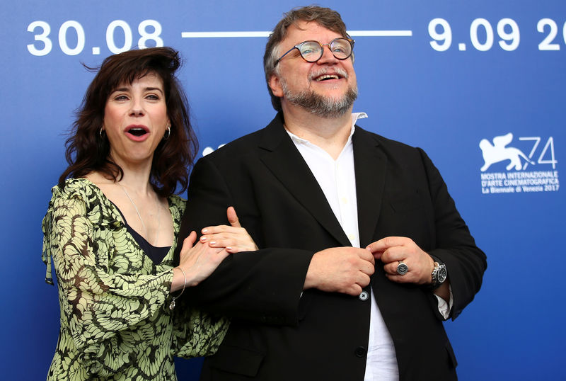 © Reuters. Del Toro posa com atriz Sally Hawkins em Veneza