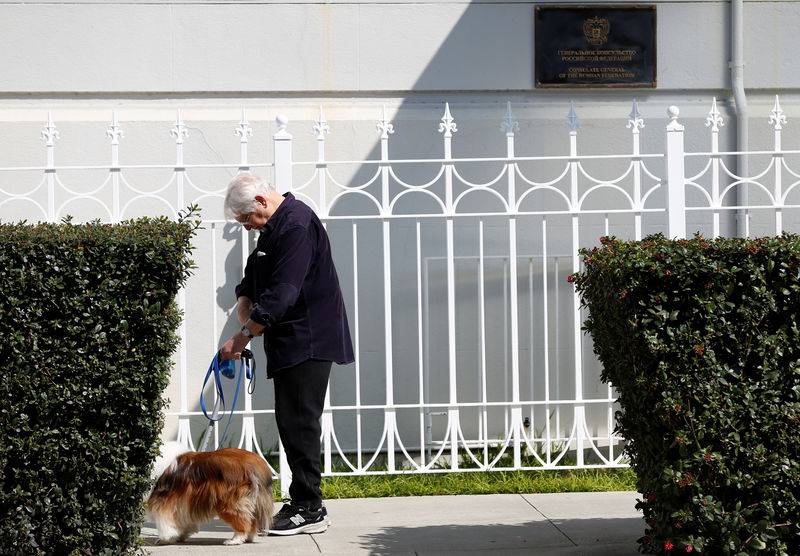 © Reuters. A man walks his dog outside the gate to the entrance of the Consulate General of Russia in San Francisco