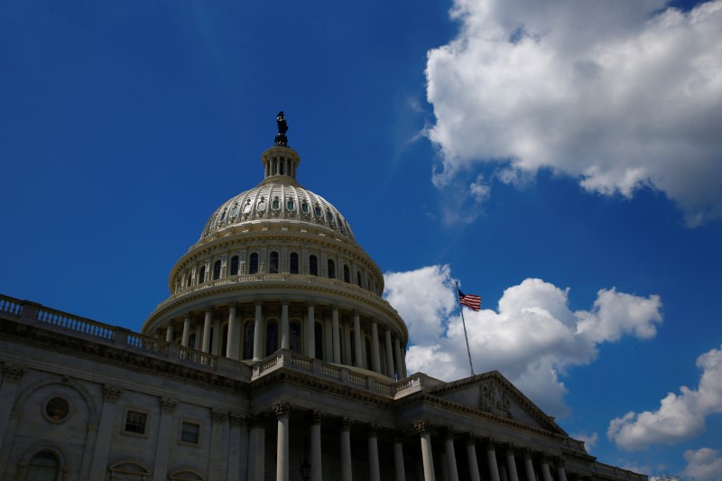 © Reuters. An American flag flies above the U.S. Capitol in Washington