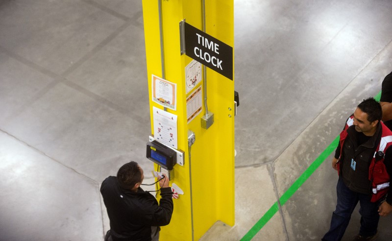 © Reuters. Workers use a time clock at an Amazon Fulfillment Center, ahead of the Christmas rush, in Tracy, California