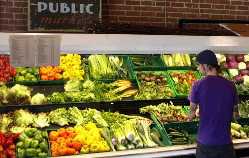 © Reuters. A customer looks over produce at the Phoenix Public Market in Phoenix