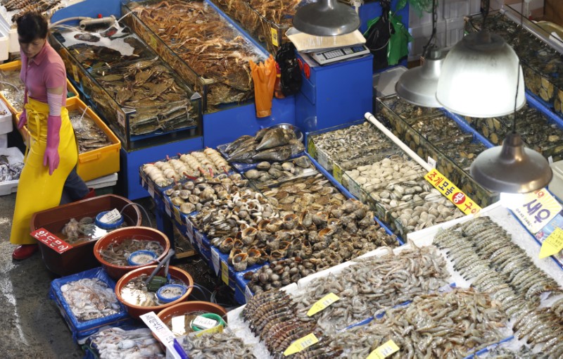 © Reuters. A fish dealer waits for customers at a fishery market in Seoul