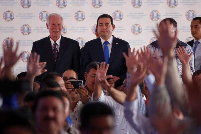 © Reuters. Guatemala's President Morales poses for a picture as he attends a meeting with mayors in Guatemala City