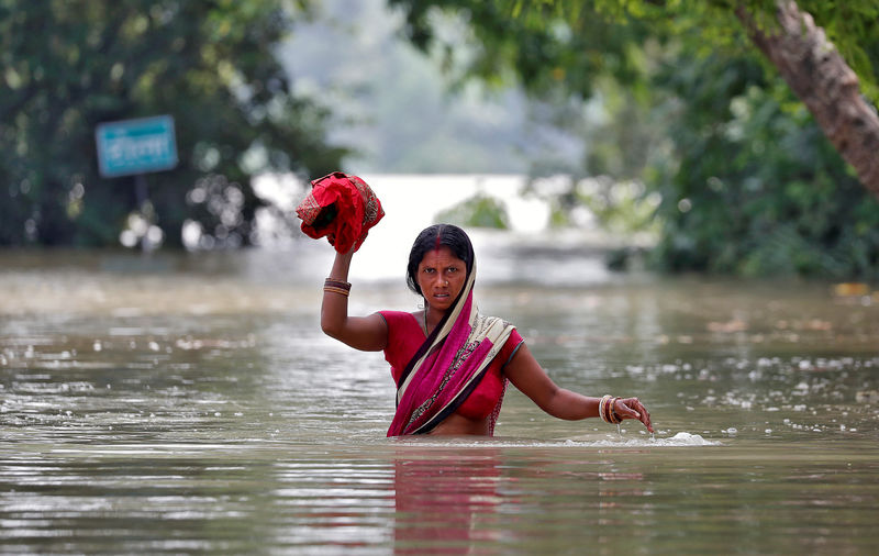 © Reuters. الهند تتجه لتنفيذ خطة لربط الأنهار بينما تجتاح الفيضانات البلاد