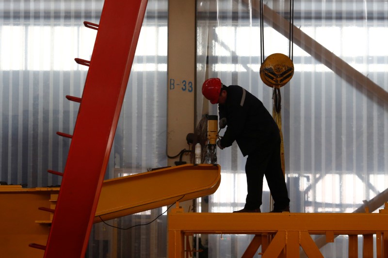 © Reuters. A man works in the Tianye Tolian Heavy Industry Co. factory in Qinhuangdao