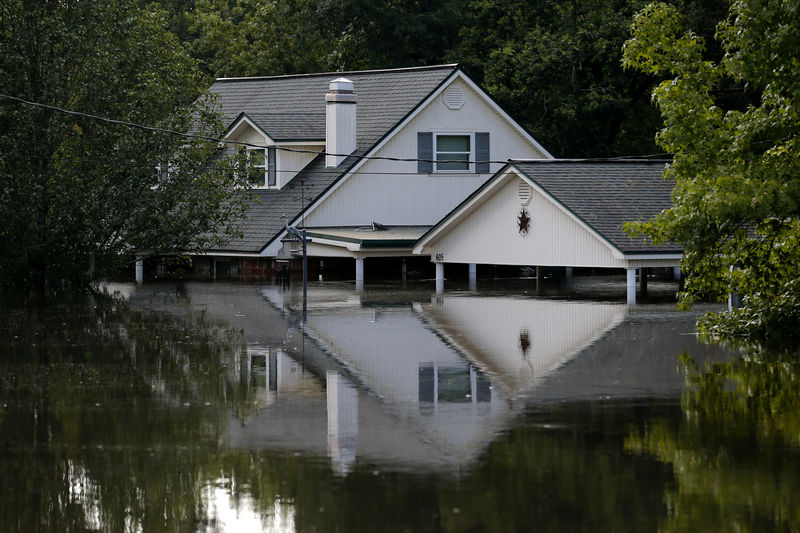 © Reuters. A submerged house by flood waters from Tropical Storm Harvey in Rose City, Texas