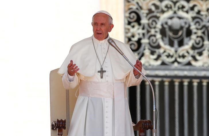 © Reuters. FILE PHOTO - Pope Francis leads his Wednesday general audience in Saint Peter's square at the Vatican