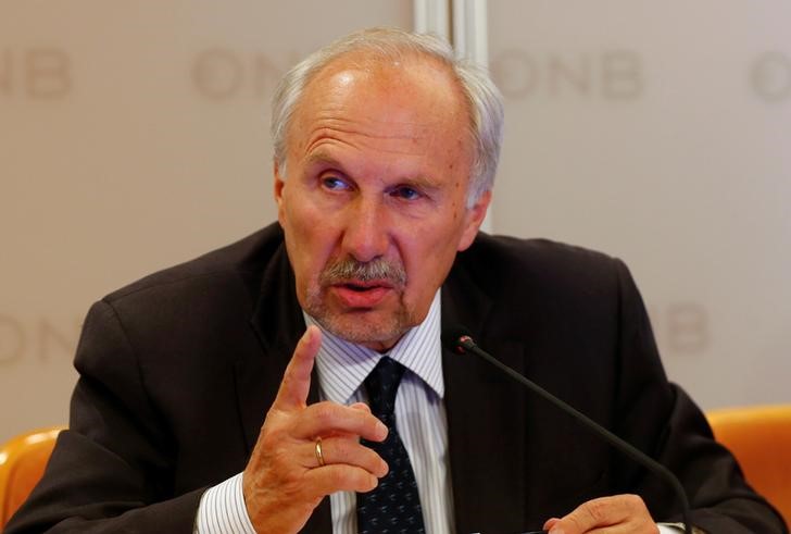 © Reuters. ECB Governing Council member Nowotny addresses a news conference in Vienna