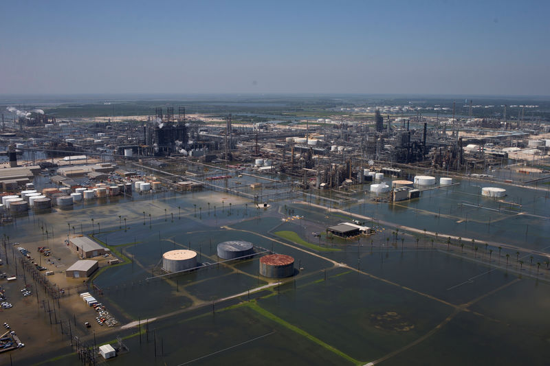 © Reuters. Flood waters caused by Tropical Storm Harvey encompass the Motiva Enterprises LLC in Port Arthur, Texas
