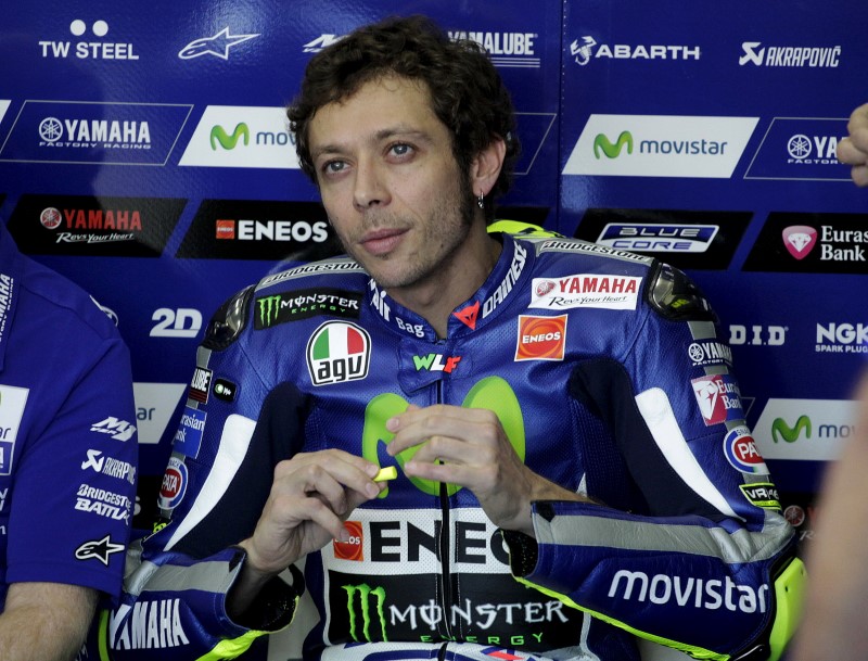 © Reuters. Yamaha MotoGP rider Valentino Rossi of Italy looks on before the third qualifying session ahead of the Valencia Motorcycle Grand Prix at the Ricardo Tormo racetrack in Cheste near Valencia