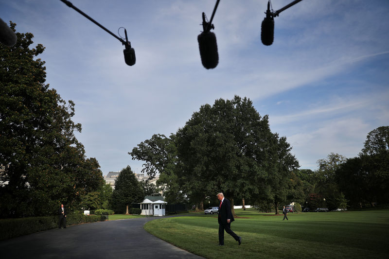 © Reuters. U.S. President Donald Trump arrives at White House after a trip to Springfield, Missouri, in Washington D.C.