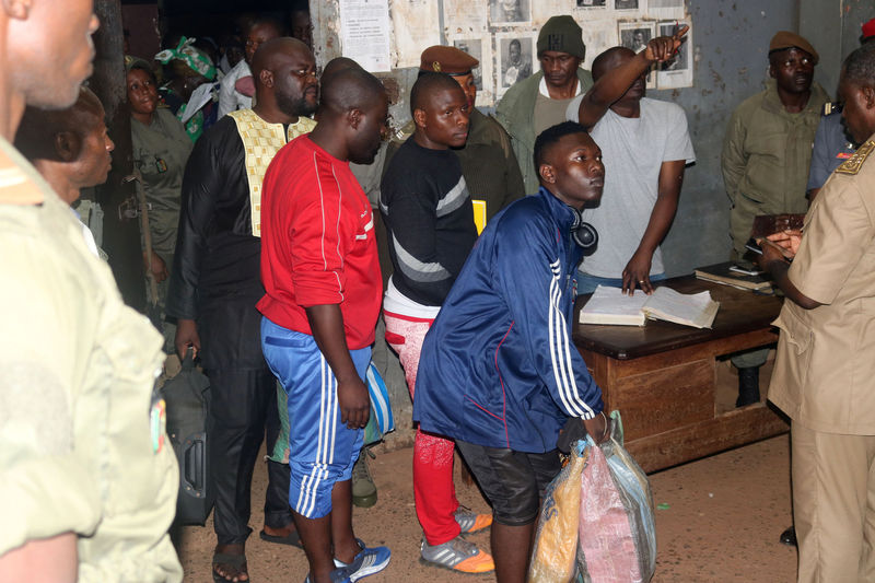 © Reuters. Suporters of Anglophone activists leaders wait during their release at the prison of Yaounde,Cameroon