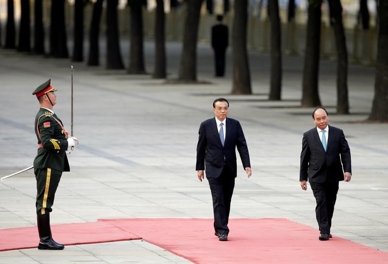 © Reuters. FILE PHOTO: China's Premier Li Keqiang and Vietnam's PM Nguyen Xuan Phuc attend a welcoming ceremony in Beijing