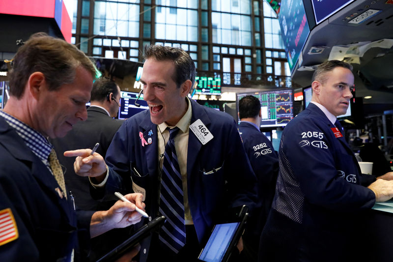 © Reuters. Traders work on the floor  of the NYSE in New York