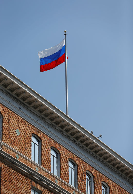 © Reuters. The Russian flag waves in the wind on the rooftop of the building of the Consulate General of Russia in San Francisco