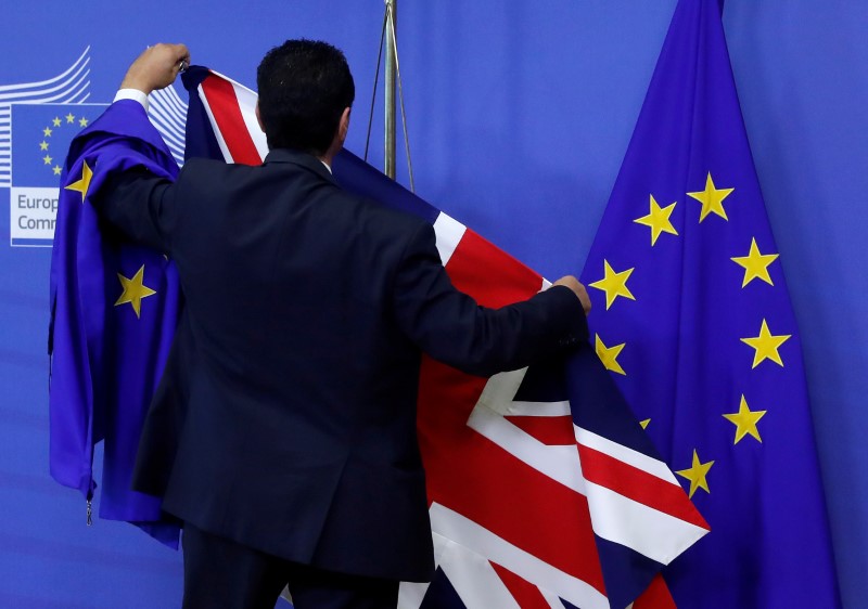 © Reuters. FILE PHOTO: Flags are arranged at the EU Commission headquarters ahead of a first full round of talks on Brexit, Britain's divorce terms from the European Union, in Brussels