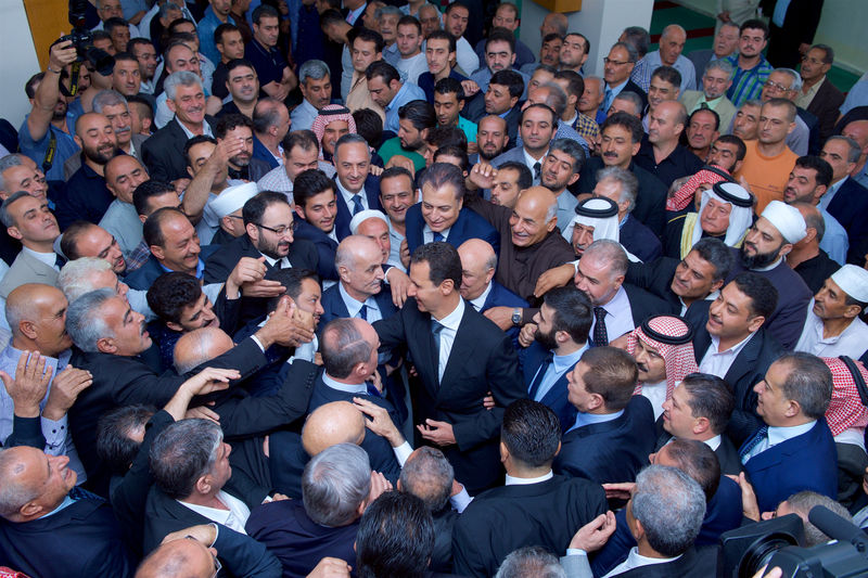 © Reuters. Presidente da Síria, Bashar al-Assad, cumprimenta seus apoiadores durante orações do Eid al-Adha em mesquita na cidade de Qara, ao norte de Damasco