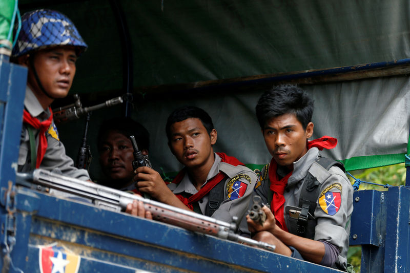 © Reuters. Polícia de Mianmar patrulha estrada em Maungdaw, Mianmar