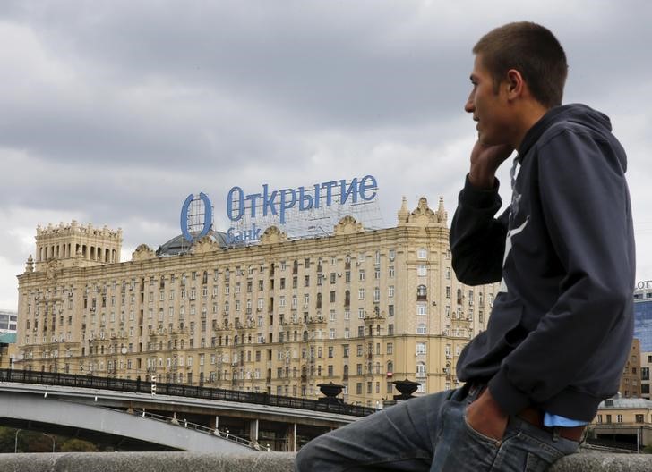 © Reuters. Логотип банка Открытие на крыше здания в Москве