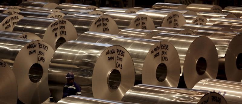 © Reuters. Bobinas de alumínio são vistas em fábrica em Pindamonhangaba, Brasil