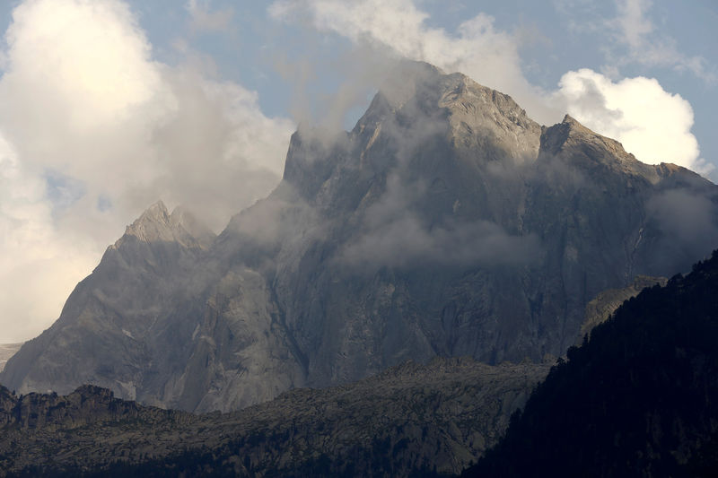 © Reuters. Visão geral da montanha Piz Cengalo, perto de vilarejo Bondo, na Suíça