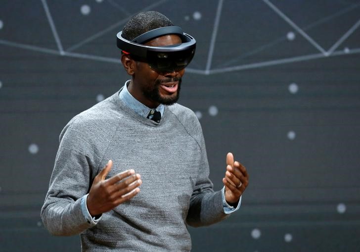 © Reuters. Taj Reid, designer da Microsoft, usa óculos de realidade virtual em evento da empresa em Nova York, Estados Unidos