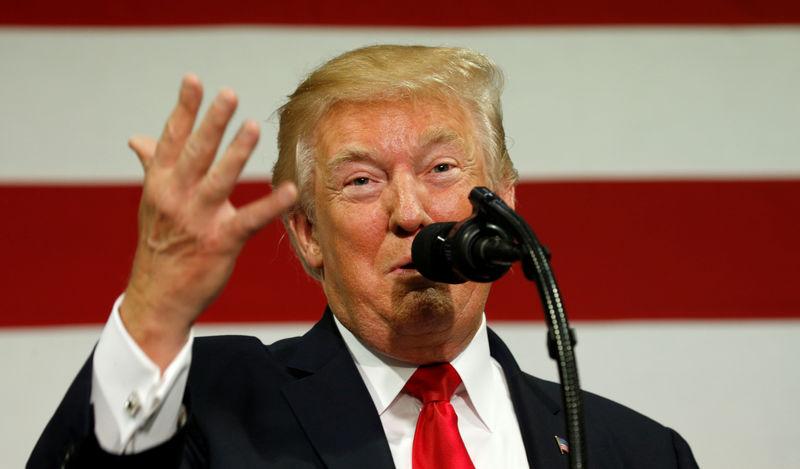 © Reuters. FILE PHOTO: U.S. President Trump speaks about tax reform during a visit to Loren Cook Company in Springfield