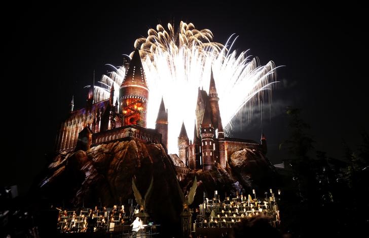 © Reuters. Fireworks explode over a reproduction of Hogwarts Castle during a special preview opening of "The Wizarding World of Harry Potter" attraction at Universal Studios Hollywood in Universal City