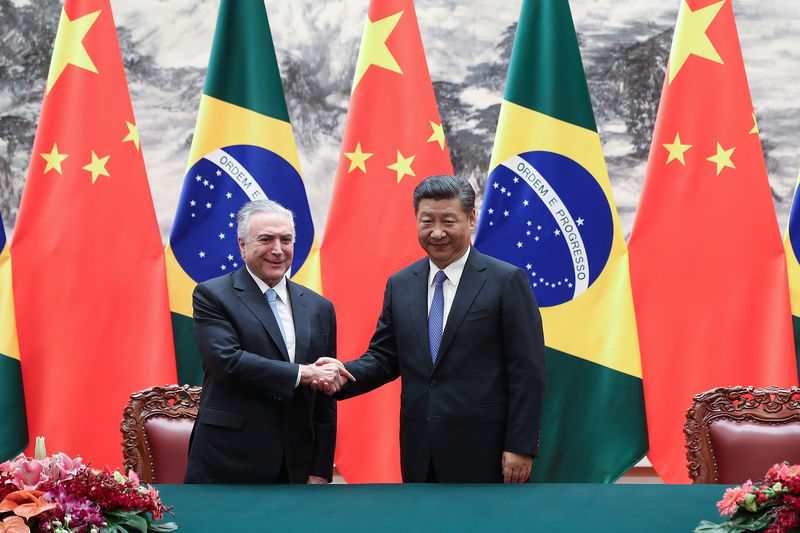 © Reuters. Chinese President Xi Jinping shakes hands with Brazilian President Michel Temer during a signing ceremony at the Great Hall of the People in Beijing, China