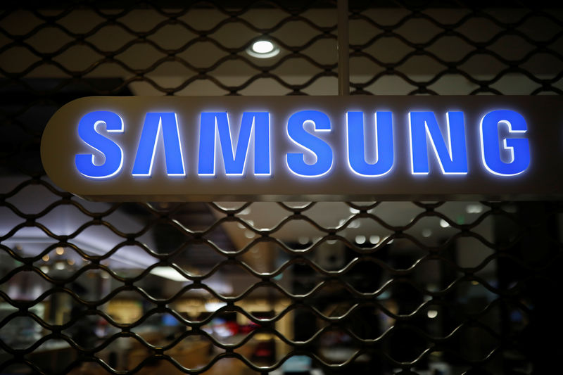 © Reuters. FILE PHOTO - The logo of Samsung Electronics is seen at its office building in Seoul