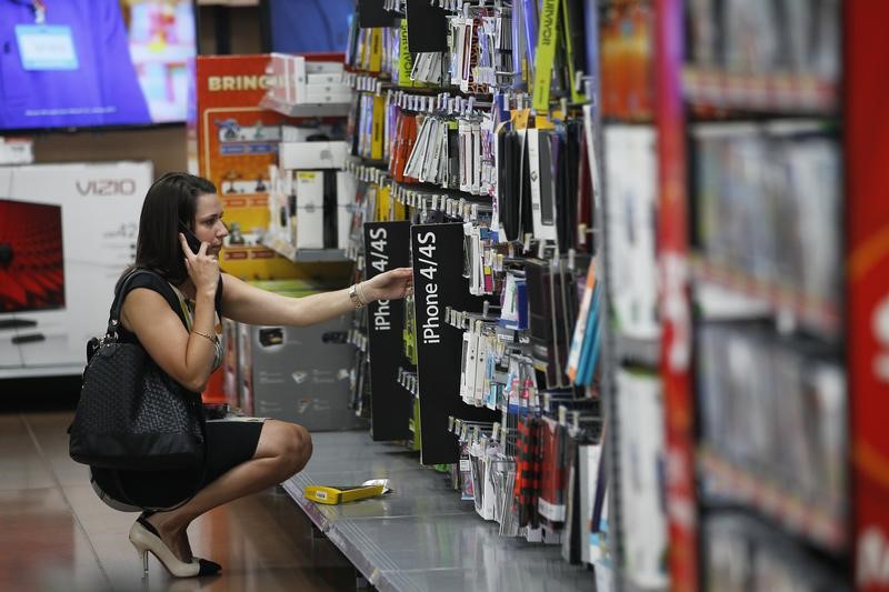 © Reuters. مسح: معنويات المستهلكين الأمريكيين ترتفع في أغسطس