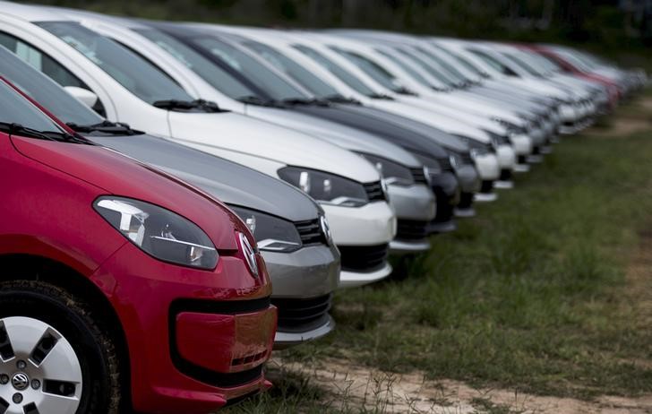 © Reuters. Em foto de arquivo, carros novos são vistos estacionados em pátio da  Volkswagen em Taubaté, Brasil