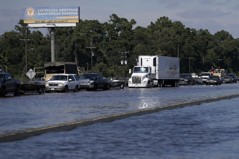 © Reuters. Carros parados em enchentes por causa da tempestade Harvey em Rose City, no Texas