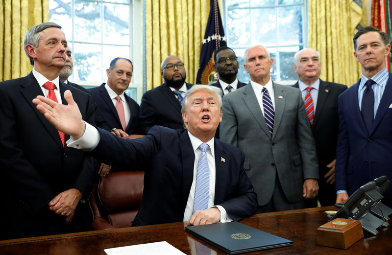 © Reuters. Trump declares a day of prayer for those affected by Hurricane Harvey in Washington