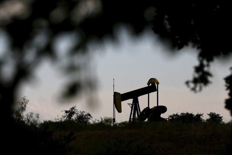 © Reuters. FILE PHOTO - An oil pump jack can be seen in Cisco, Texas