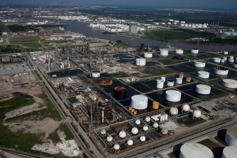 © Reuters. An aerial view of the Pasadena Refining System, Inc., is seen in Pasadena, Texas,