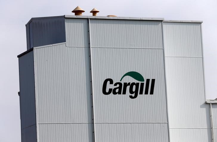 © Reuters. FILE PHOTO: A Cargill logo is pictured on the Provimi Kliba and Protector animal nutrition factory in Lucens