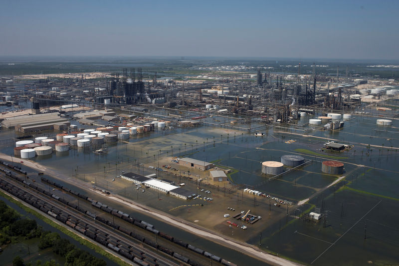 © Reuters. Áreas alagadas provocadas pela tempestade tropical Harvey nas instalações da Motiva em Port Arthur, no Texas