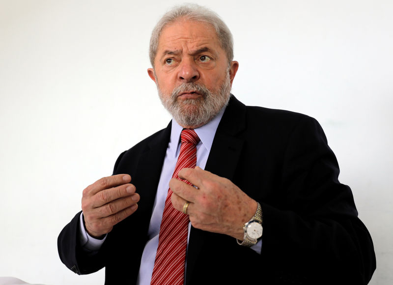 © Reuters. Former Brazil's President Luiz Inacio Lula da Silva gives an interview for Reuters in Penedo