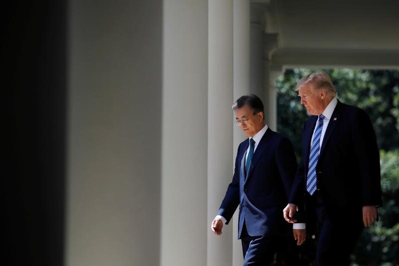 © Reuters. U.S. President Donald Trump (R) arrives for a joint news conference with South Korean President Moon Jae-in (L) in the Rose Garden of the White House in Washington, U.S.