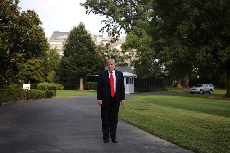 © Reuters. U.S. President Donald Trump stops as he arrives at White House after a trip to Springfield, Missouri, in Washington D.C.