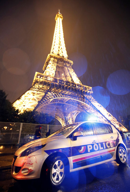 © Reuters. الشرطة الفرنسية تعتقل رجلا قرب برج إيفل