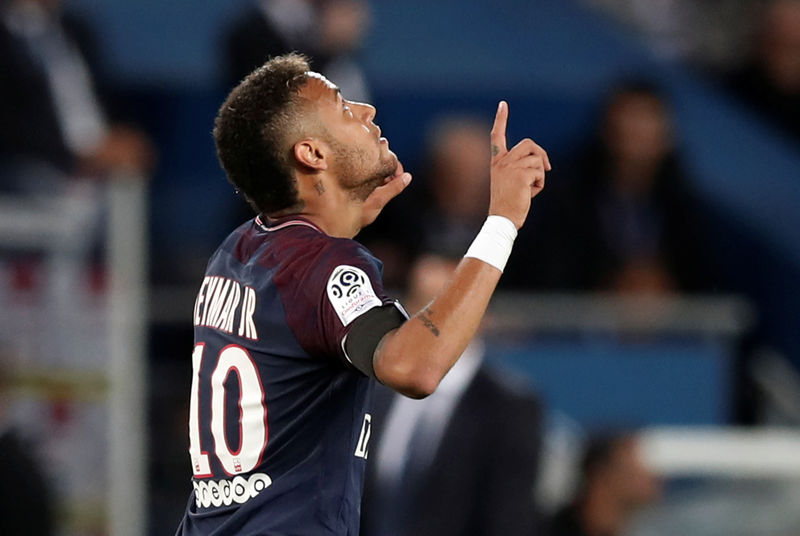 © Reuters. Foto de archivo del delantero del Paris Saint-Germain Neymar celebrando tras marcar un gol