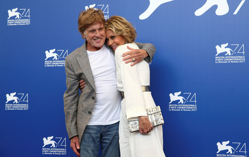 © Reuters. Los actores Jane Fonda (derecha) y Robert Redford posan durante la presentación de la película "Our Souls at Night" en Venecia.
