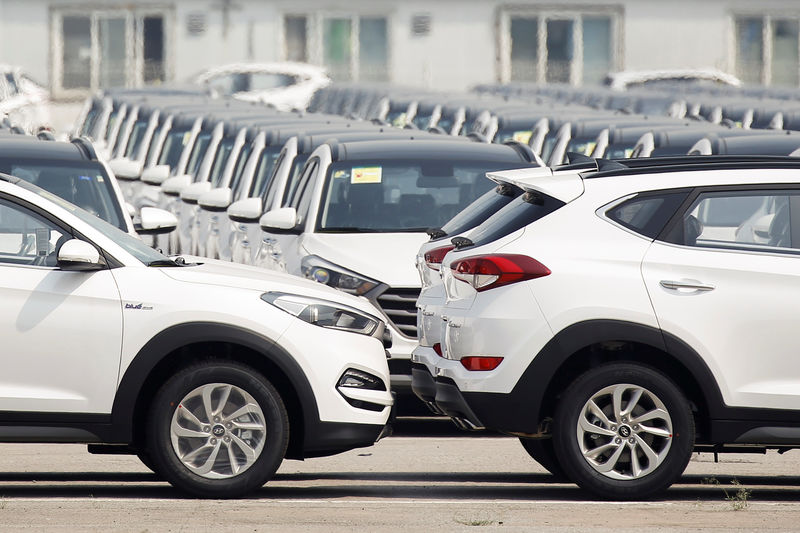 © Reuters. Cars made by Hyundai Motor Co are parked in the compound of the South Korean automaker's plant in Beijing,