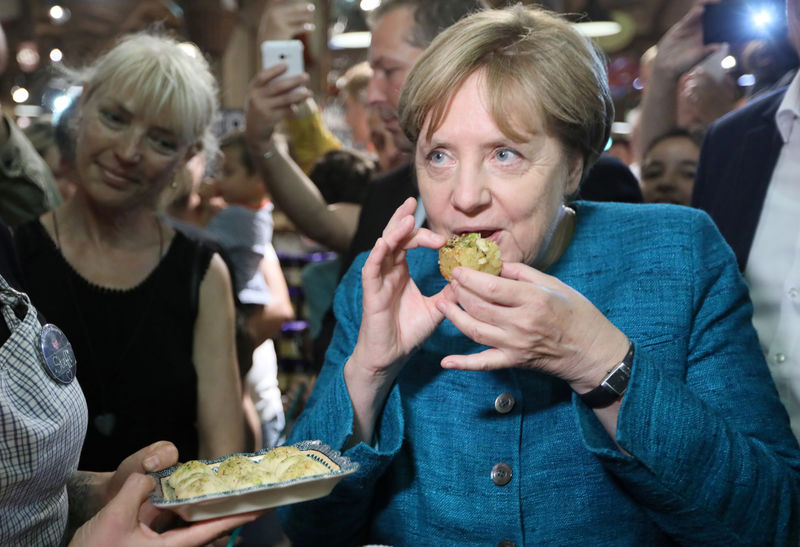© Reuters. "Enviad a casa a Merkel" dice el rival ultraderechista de su distrito electoral